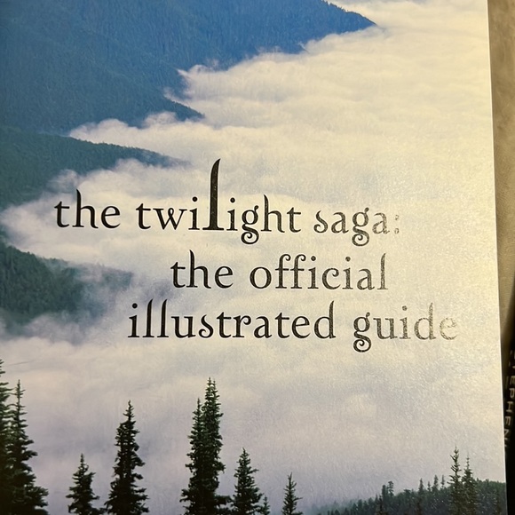 Twilight Saga: Official Illustrated Guide & The Short Second Life of Bree Tanner - Picture 2 of 5